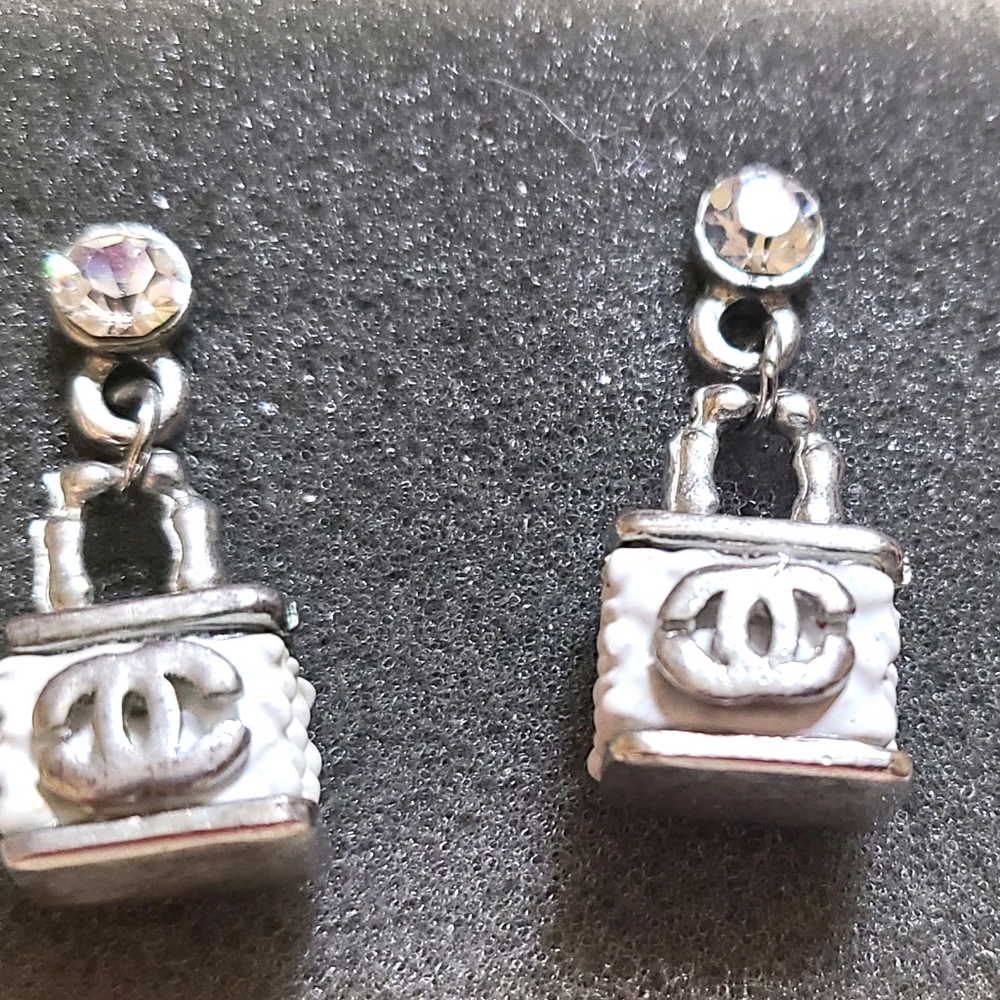 Women Fashionable Earring NWOT.